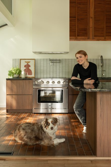Coeur de pirate avec son chien dans sa cuisine Ateliers Jacob