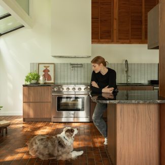 Béatrice Martin, alias Coeur de Pirate, et son chien, dans sa chaleureuse cuisine conçue par Ateliers Jacob