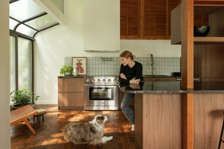 Béatrice Martin, alias Coeur de Pirate, et son chien, dans sa chaleureuse cuisine conçue par Ateliers Jacob