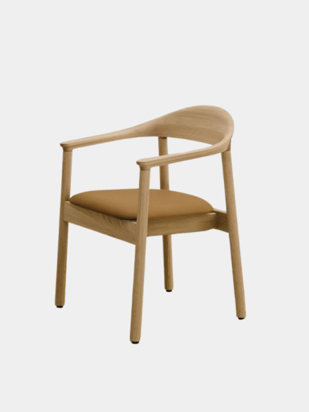 La chaise Dune d'Atelier Vaste avec accoudoirs peut être utilisée en bout de table ou en tant qu'ensemble complet autour de la table. Veuillez noter que vous devrez choisir l'option de longueur de table longue si vous souhaitez utiliser ces chaises sur les côtés de la table.