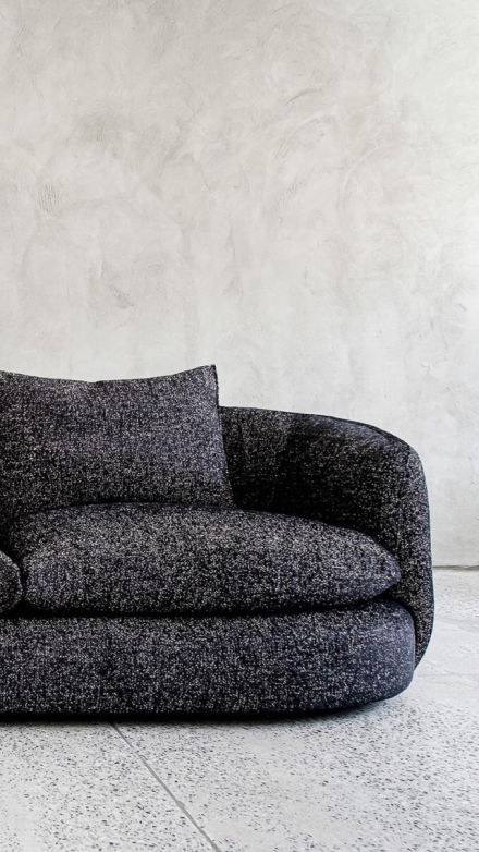 Le sofa Audrey de Montauk Sofa est le nouvel ajout sexy et voluptueux (rembourré d’une grande quantité de duvet) à la collection Moderne que tous les hédonistes de la décoration d’intérieur peuvent apprécier.