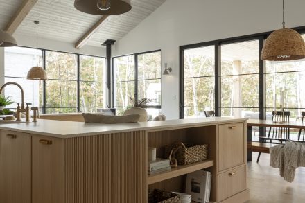 Une cuisine Ateliers Jacob avec un îlot en bois