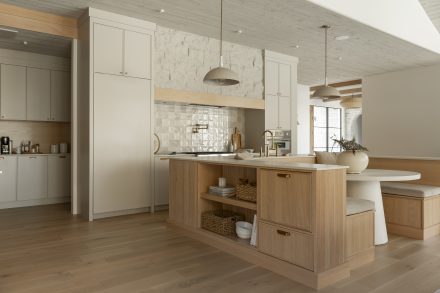 Une cuisine Ateliers Jacob avec un îlot en bois