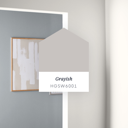 Un nuancier de la teinte Grayish (HGSW6001) de Sherwin-Williams, un gris subtil et apaisant, utilisé dans un intérieur moderne aux influences minimalistes scandinaves.