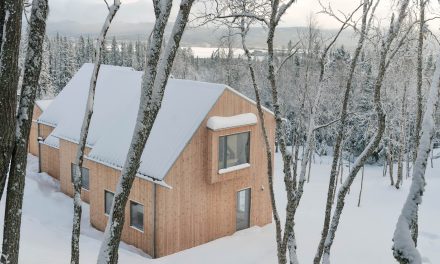 Fjallet Cabin - une cabane de montagne conçue par un architecte et située à Are, dans le nord de la Suède. La maison a été conçue par Note Design Studio et construite avec du bois de pin durable provenant de SCA. Une cabane de montagne moderne dans la maison de Sophie Odelberg avec une cuisine en bois sombre faite de chêne massif par Nordiska Kok dans le design scandinave. Explorez le design durable et trouvez l'inspiration pour les chalets de montagne.