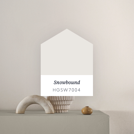 Un nuancier de la teinte Snowbound (HGSW7004) de Sherwin-Williams, une nuance de blanc doux et chaleureux, mise en avant dans la collection Scandinavian Minimalism. Élue '2025 Color Collection of the Year', cette couleur illumine un décor épuré aux accents naturels.