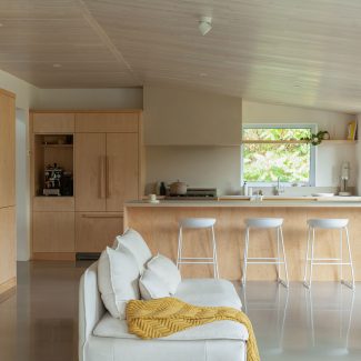 Cuisine sur mesure d'Ateliers Jacob, inspirée du mode de vie du surf. Un espace lumineux et apaisant où la douceur des matériaux rencontre la simplicité naturelle.