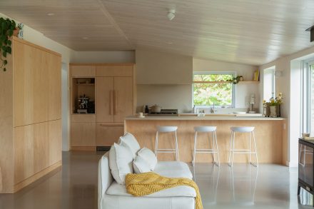 Cuisine sur mesure d'Ateliers Jacob, inspirée du mode de vie du surf. Un espace lumineux et apaisant où la douceur des matériaux rencontre la simplicité naturelle.