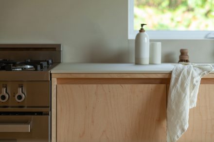 Cuisine sur mesure d'Ateliers Jacob, inspirée du mode de vie du surf. Un espace lumineux et apaisant où la douceur des matériaux rencontre la simplicité naturelle.