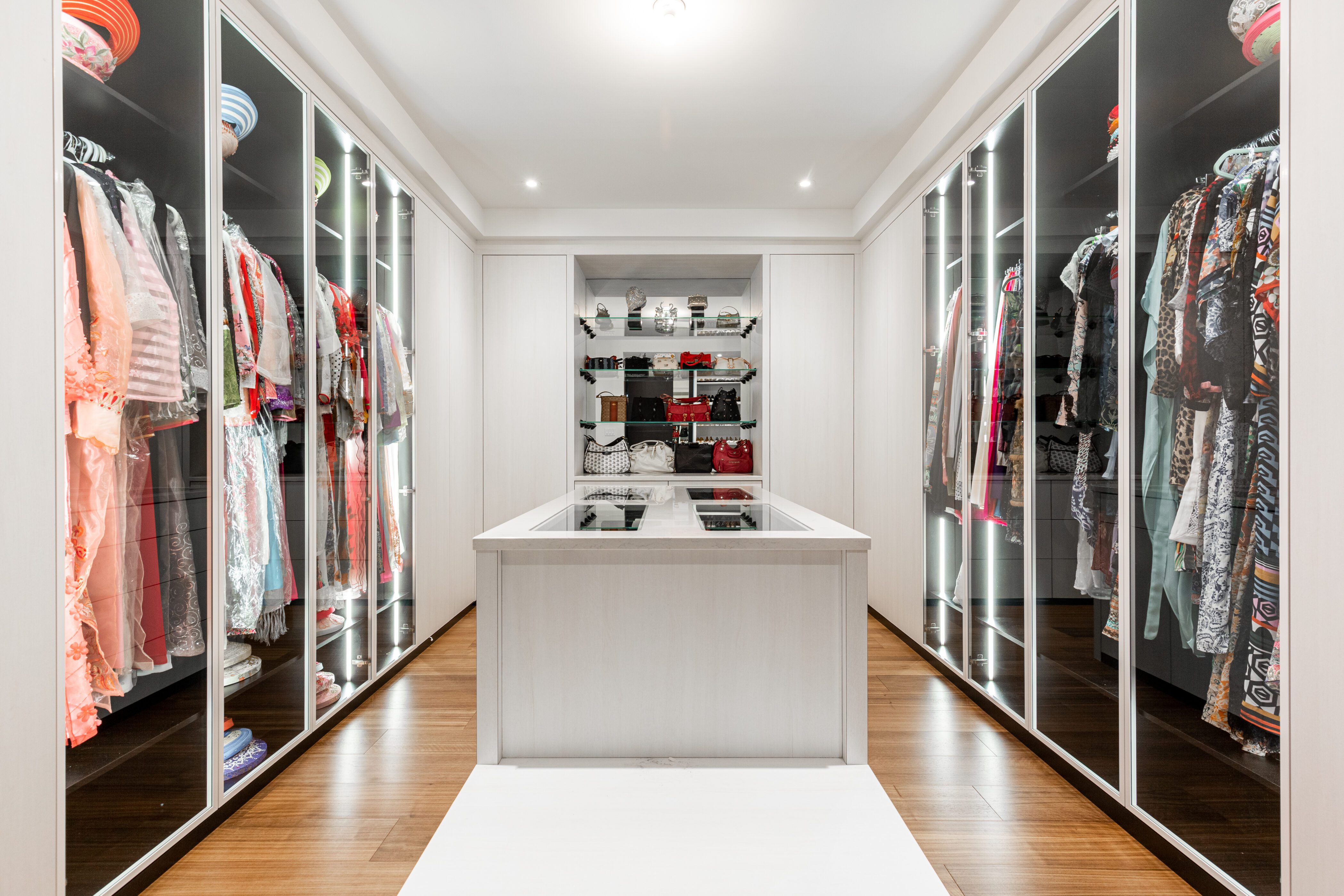 Walk In Mobilier Découvrez le walk-in blanc lustré par Ateliers Jacob